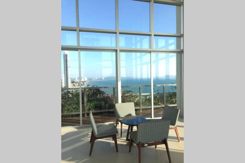 Stunning Seaview Suite Jomtien Exterior foto
